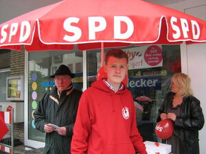 Fabian Jakobs am SPD-Wahlstand zur NRW-Wahl 2012 mit SPD-Urgestein Peter Schnurbusch und SPD-Ratsmitglied Kathi Grün